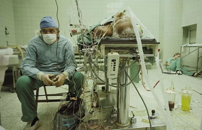 1987. aastal jäädvustas James Stanfield foto südamekirurgist pärast 23 tundi kestnud südamesiirdamise operatsiooni