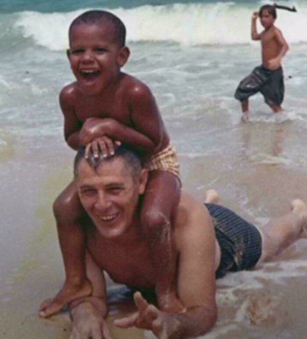 Noor Barack Obama veedab aega rannas koos oma vanaisaga. 1963. aasta