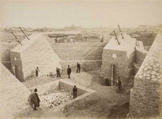 Eiffeli torni aluse valamine, 1887