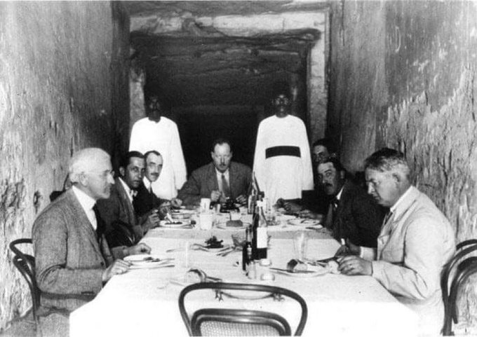 Arheoloogid õhtustavad vaarao Ramses XI haua juures 1923. aastal.
