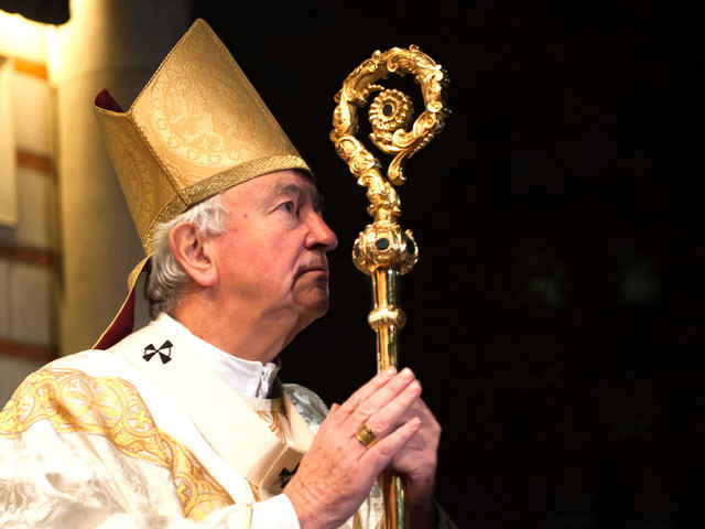 Mitre ja Crosier (piiskoppidele)