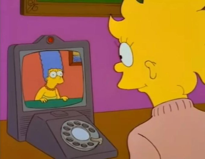 Filmis Lisa pulmad (1995) näitab ennustaja Lisale tulevikku, kus ta vestleb Marge'iga "Videotelefonis" – ennustades tänapäevaseid videokõnesid!