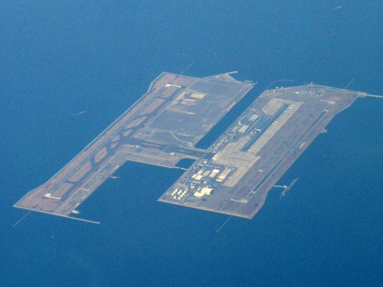Osaka ranniku lähedale ehitatud Kansai lennujaam