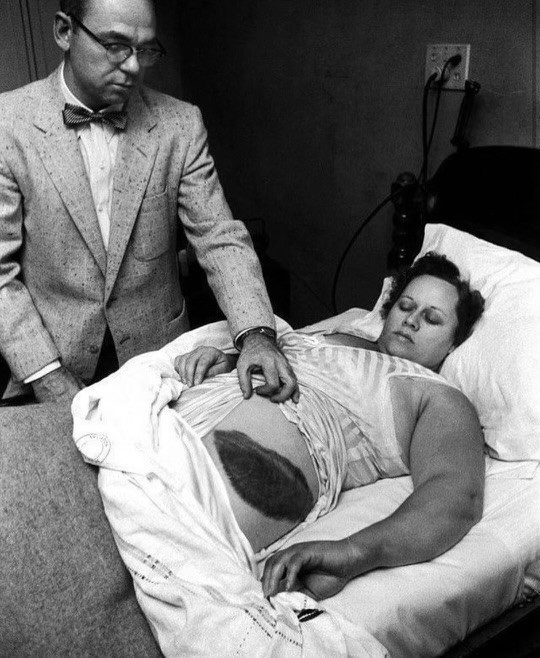 1954 – Ann Hodges, ainus inimene ajaloos, keda meteoriit on tabanud