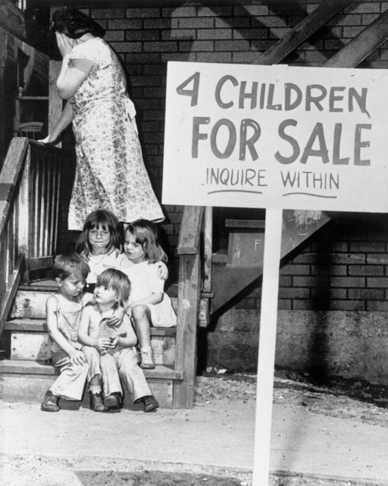 Ema varjab oma nägu, kui ta oma lapsed müüki paneb (Chicago, USA, 1948)