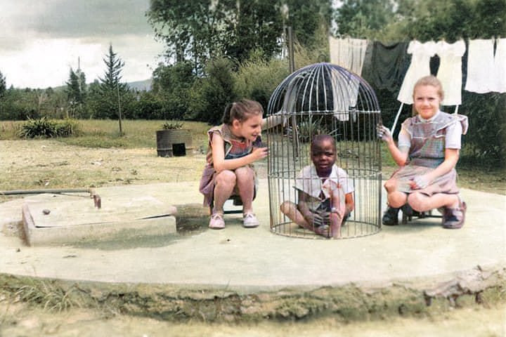 Pilt aastast 1955, kui isa tõi lastele koju meelelahutuseks puuris oleva Aafrika lapse