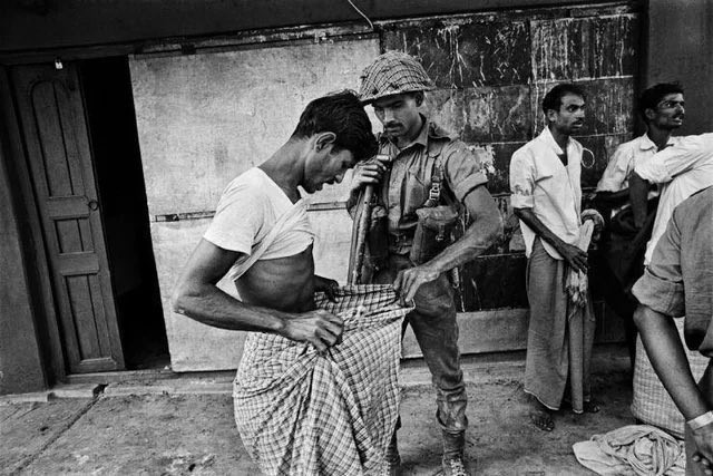 Sõdur kontrollib mehe ümberlõikamist, et teha kindlaks, kas ta on moslem või hindu Bangladeshi iseseisvussõja ajal 1971. aastal