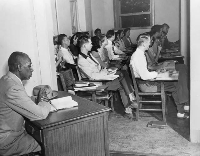 George McLaurin, esimene afroameerika tudeng, kes Oklahoma ülikooli vastu võeti, eraldatakse valgetest tudengitest, 1948