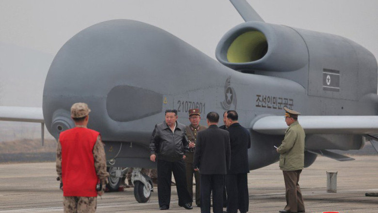 Kim Jong-un juhib tehisintellekti tehnoloogiaga strateegiliste luure- ja kamikazedroonide katsetamist